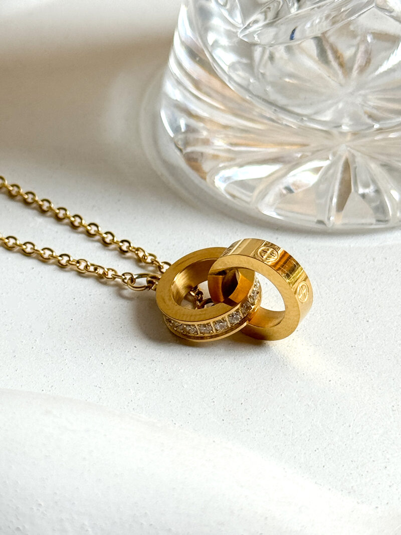 Interlink pendent
