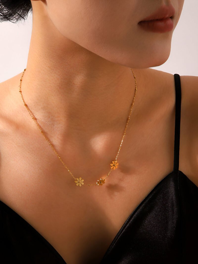 Daisy chain necklace